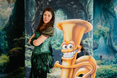 Bella und eines der magischen Instrumente