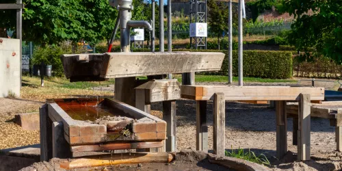 Wasserpumpe mit Becken