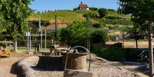 Wasserspielplatz mit Kapelle