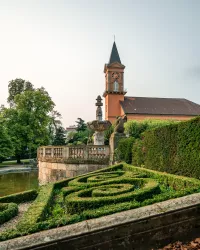 Die Kirche grenzt an den Oberen Kurpark an