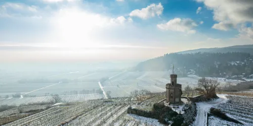 Flaggenturm im Schnee