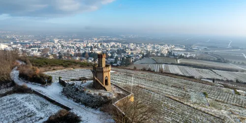 Flaggenturm im Schnee mit Blick auf die Stadt