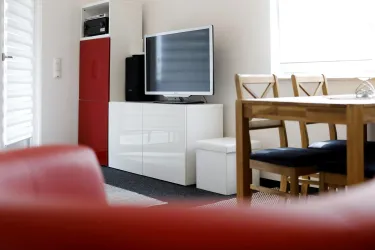 Wohnbereich mit TV und Esstisch (© Stadt Bad Dürkheim)