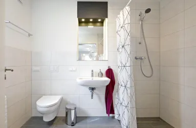 Bad mit bodengleicher Dusche (© Stadt Bad Dürkheim)