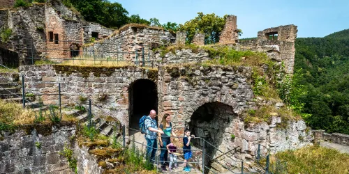 Familie entdeckt die Hardenburg