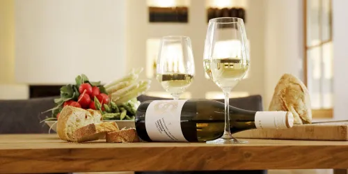 gefüllte Weingläser auf dem Tisch