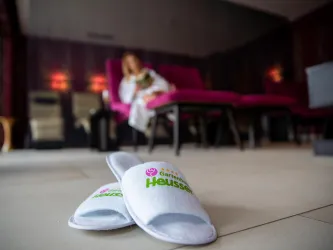 Hotel Heusser Wellness Frau Schuhe Logo