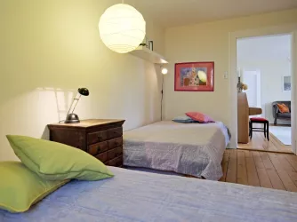 Schlafraum mit Blick in den Wohnraum (© Stadt Bad Dürkheim)