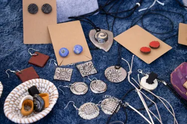 Schmuck, Keramik, Holzarbeiten: Hier gibts alles!
