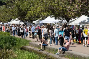 Rund um den Gradierbau findet der Kunstmarkt statt