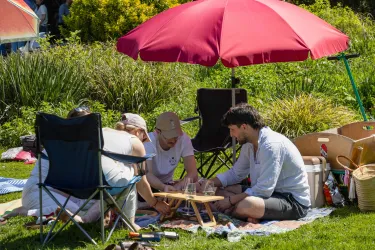 Gemütliches Beisammensein im Park.