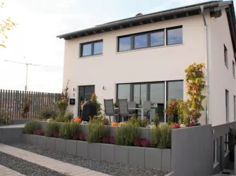 Hausansicht mit Zugang zur Ferienwohnung (rechts)
