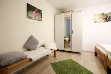 Schlafzimmer mit Schrank und Bank neu