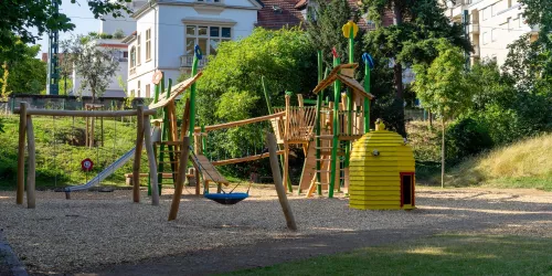 Nestschaukel mit Spielgerüst