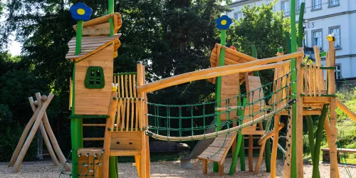 Spielplatz mit Rathaus im Hintergrund