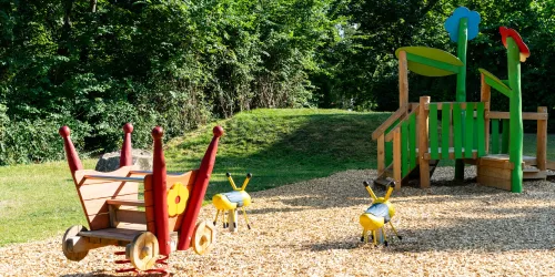 Wippwagen und Wippbienchen vor Kleinkinderbereich