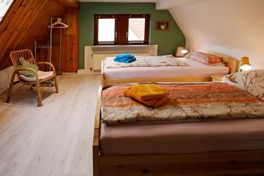 Schlafzimmer im DG_Blick in den Raum
