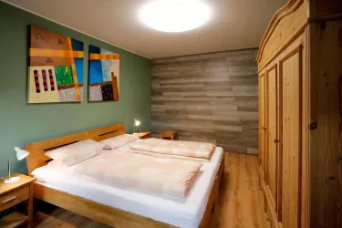 Schlafzimmer im OG mit Doppelbett (© Stadt Bad Dürkheim)