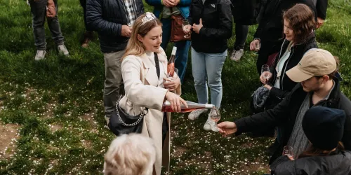 Weinhoheit schenkt aus