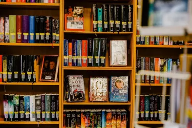 Stadtbücherei_Bücherregale (© Lena Geib Photographie)