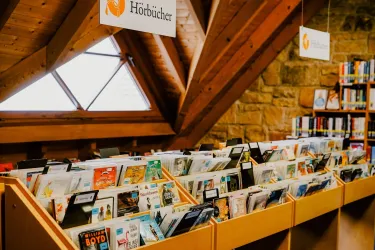 Stadtbücherei Hörbücher (© Lena Geib Photographie)