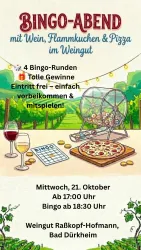 Ein einladendes Plakat für einen Bingo-Abend im Weingut mit Wein, Flammkuchen und Pizza. Es zeigt eine Bingo-Trommel, Spielkarten und eine Kleinigkeiten auf einem Tisch, umgeben von Weinreben.