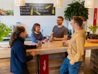 Weingut Heissler Team Tresen (© Stadt Bad Dürkheim)