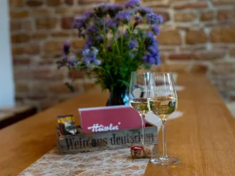 Weingut Heissler Tisch mit Deko (© Stadt Bad Dürkheim)