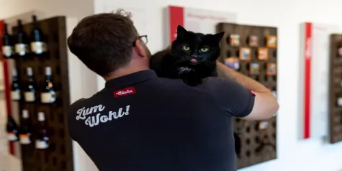 Lutz Heissler mit Katze (© Stadt Bad Dürkheim)