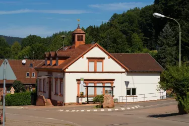 Dorfgemeinschaftshaus mit Bushaltestelle Darstein (© Stephanie Ser)