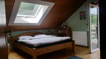 Schlafzimmer mit überdachtem Balkon (© Fam. Reiß)