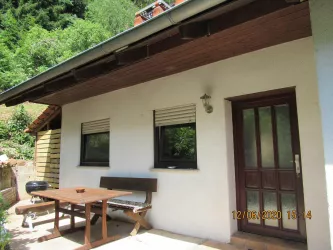 Hauseingang mit Sitzgruppe (© Archiv: Ferienhaus am Felsen)