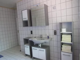 Badezimmer (© Archiv: Ferienhaus am Felsen)