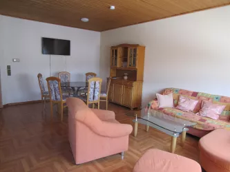 Wohn-/Esszimmer (© Archiv: Ferienhaus am Felsen)