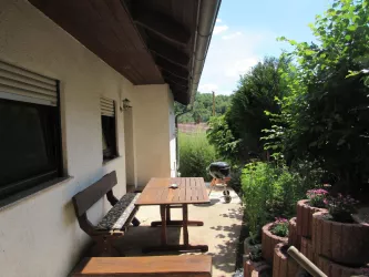 Sitzgruppe mit Grill (© Archiv: Ferienhaus am Felsen)