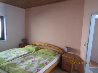 Schlafzimmer 1 (© Archiv: Ferienhaus am Felsen)