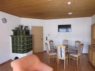 Esstisch & Fernseher (© Archiv: Ferienhaus am Felsen)