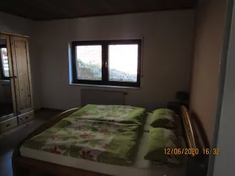 Schlafzimmer 1 (2) (© Archiv: Ferienhaus am Felsen)
