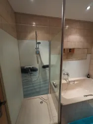 Duschkabine und Badewanne