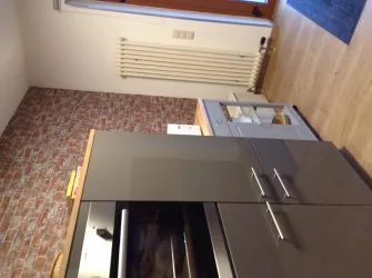 Backofen und Kühlschrank.