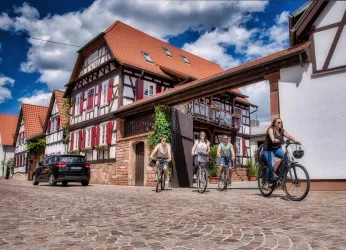 Außenansicht mit Radfahrern