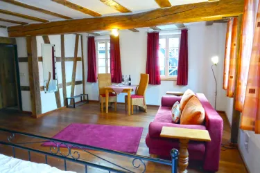 Sofa und Sitzgelegenheit vom Bett aus