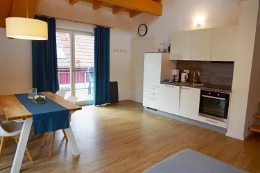 Küchenzeile mit Esstisch