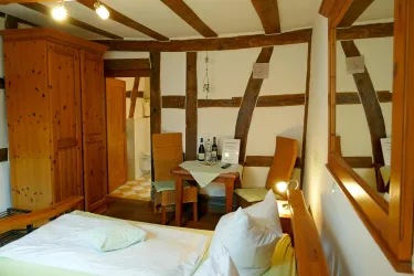 Schrank und Sitzgelegenheit