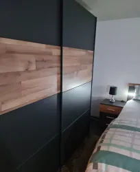 Geräumiger Kleiderschrank