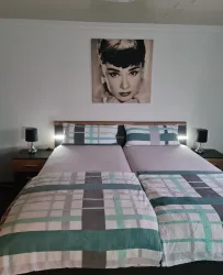 Schlafzimmer mit Bett