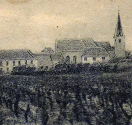 Ein historisches Dorf mit Gebäude und einer Kirche im Hintergrund. Die Landschaft ist von Weinreben umgeben.