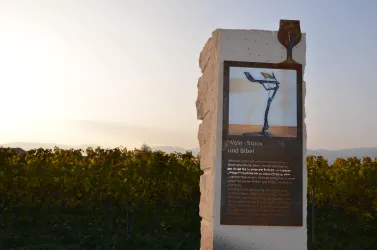 stele-no-1-wein-stock-und-bibel