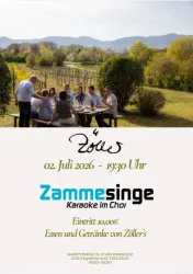 Eine Gruppe von Menschen sitzt im Freien an einem Tisch und genießt ein Essen inmitten von Weinbergen. Im Hintergrund sind sanfte Hügel und ein klarer Himmel zu sehen.