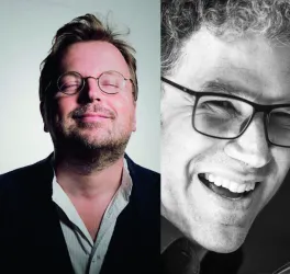 Zwei Männer mit Brillen lächeln in die Kamera. Der Mann links hat einen lässigen Look, während der Mann rechts in einer hellen Umgebung fröhlich wirkt.